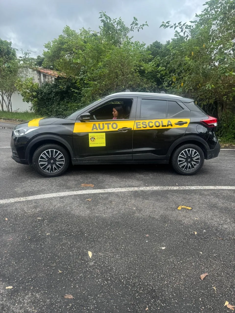 Nissan Kicks preto automático usado no exame prático