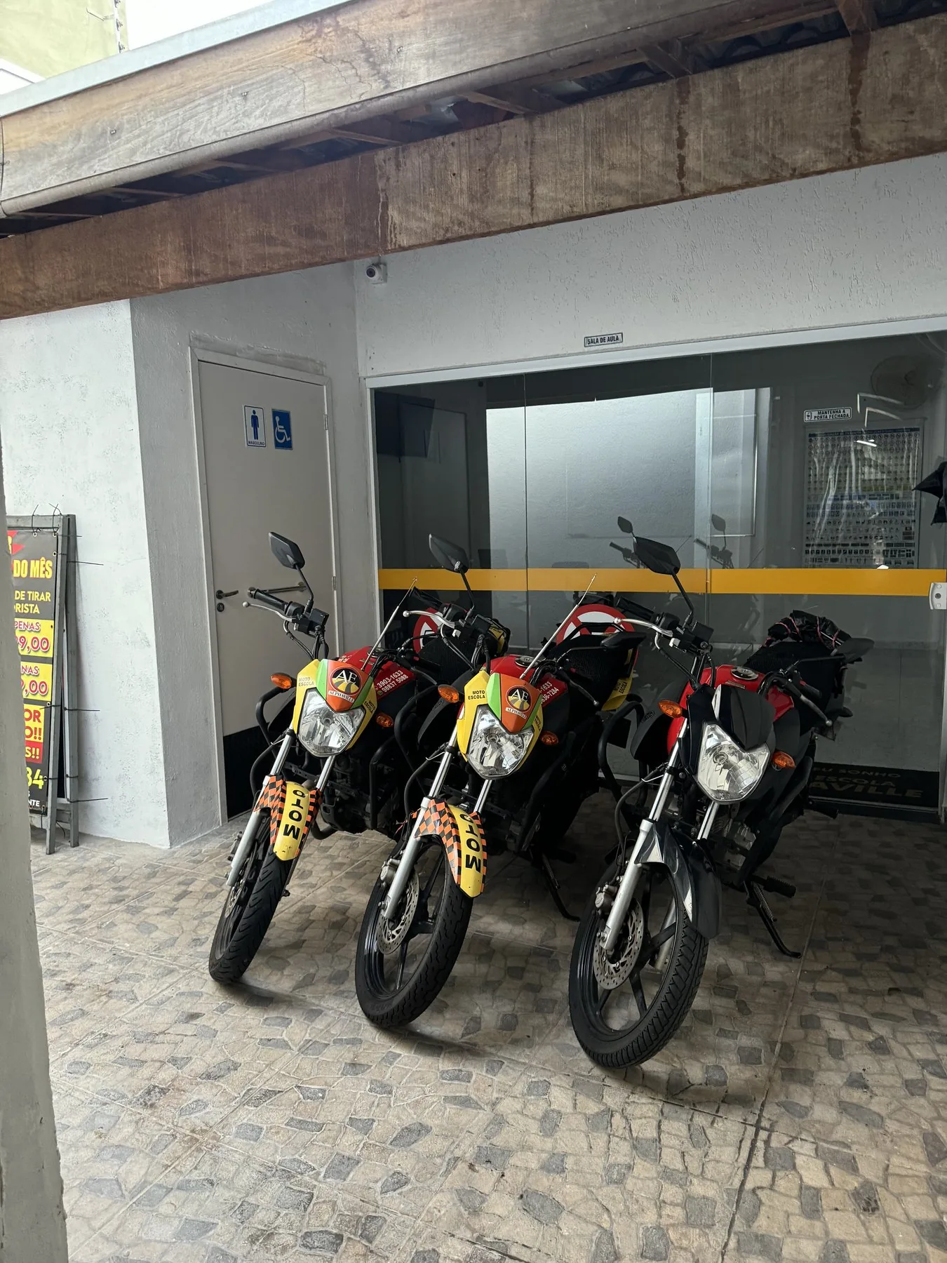 Motos de aula da Auto Escola Alphaville na garagem