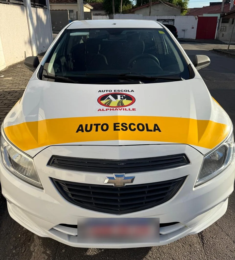 Chevrolet Onix branco da Auto Escola Alphaville